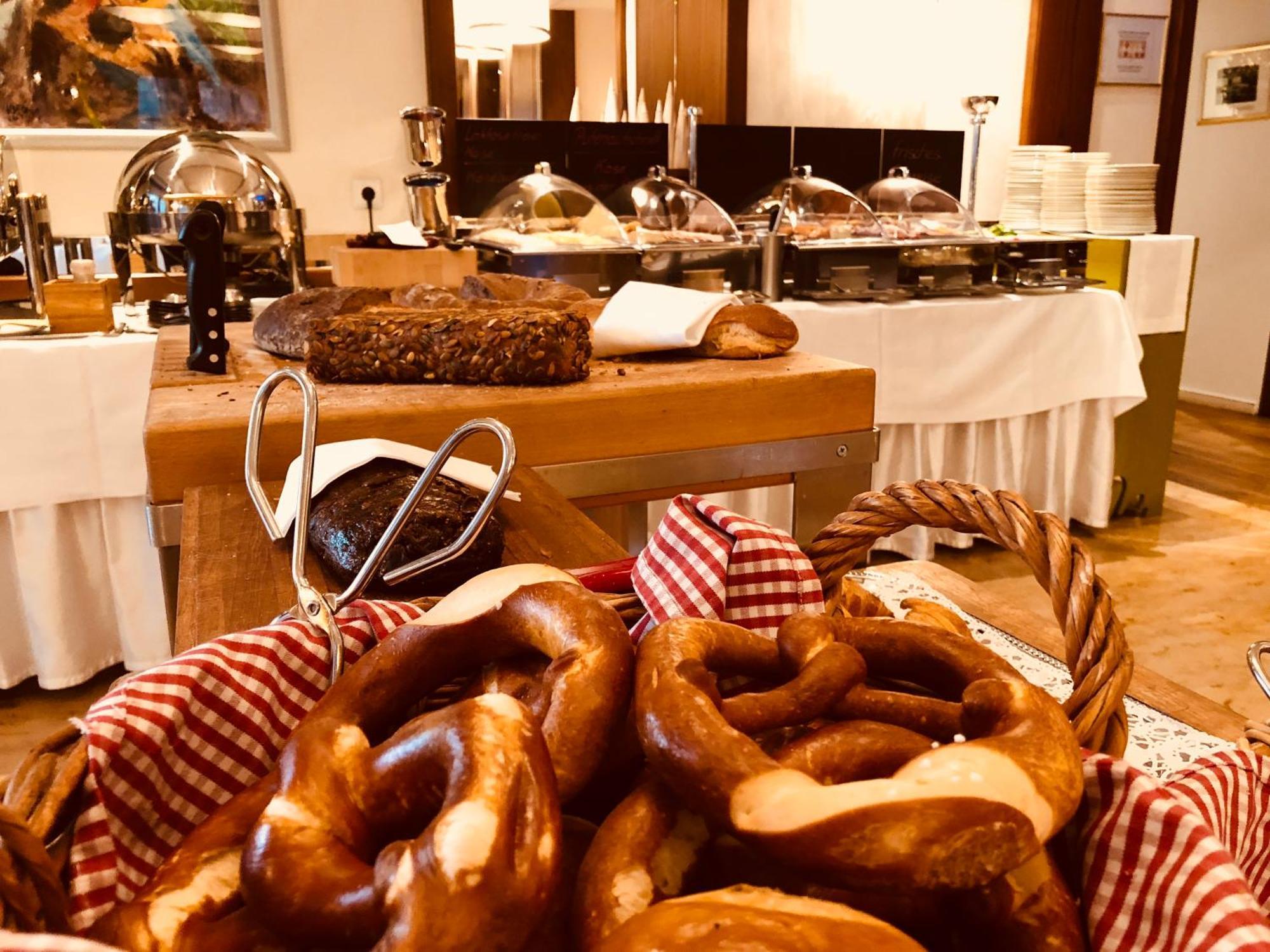 Hotel-Restaurant Schwanen Metzingen  Bagian luar foto