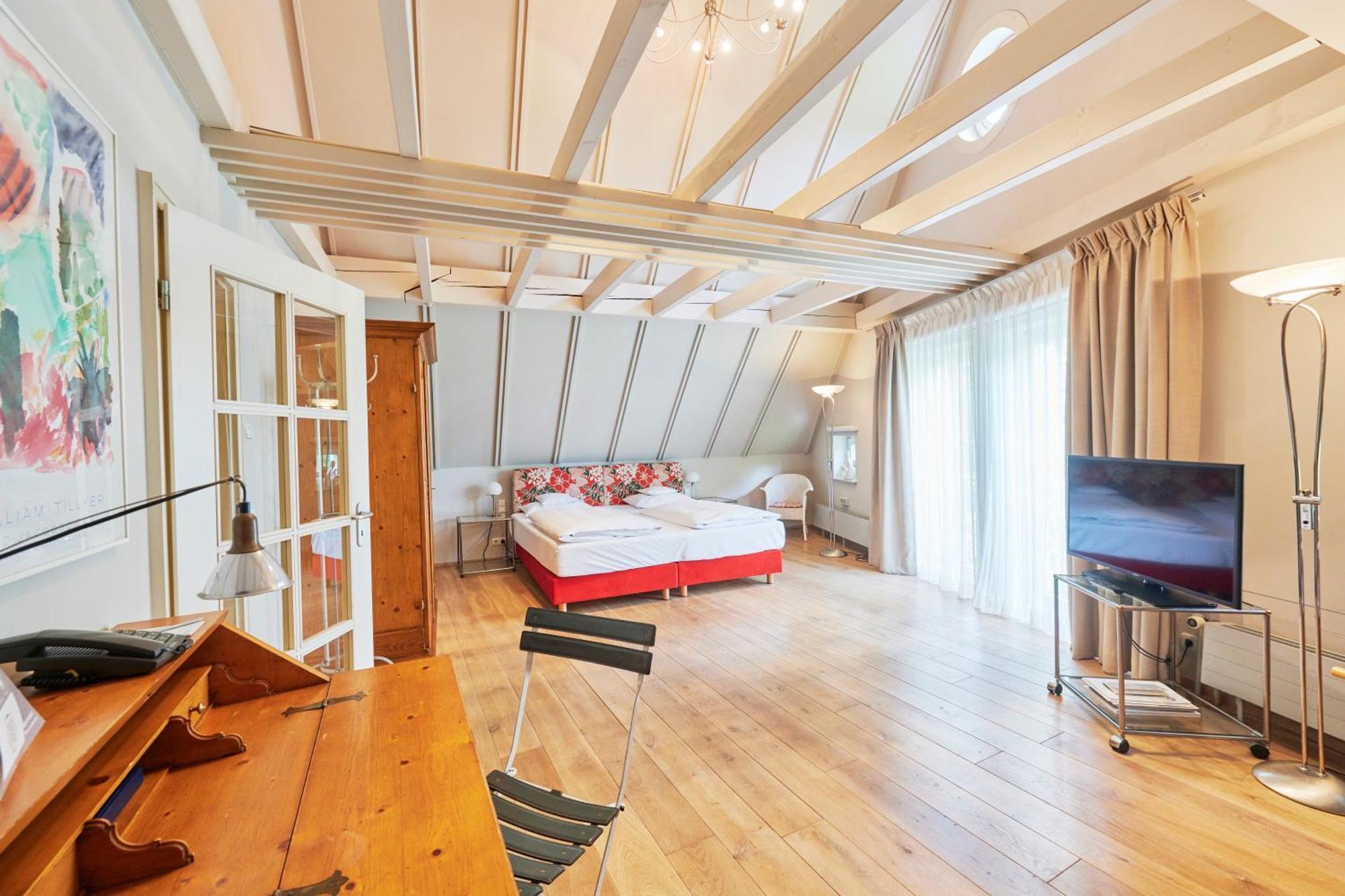Hotel-Restaurant Schwanen Metzingen  Bagian luar foto