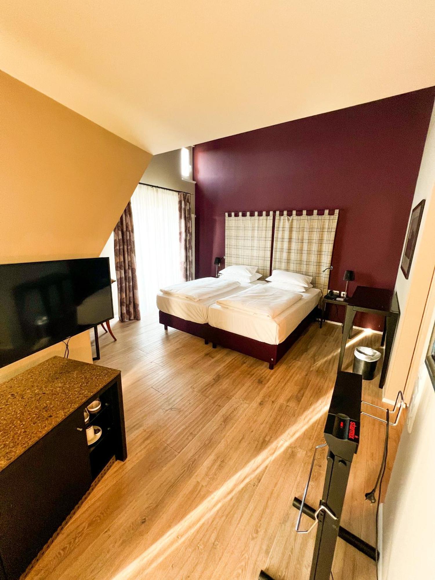Hotel-Restaurant Schwanen Metzingen  Bagian luar foto