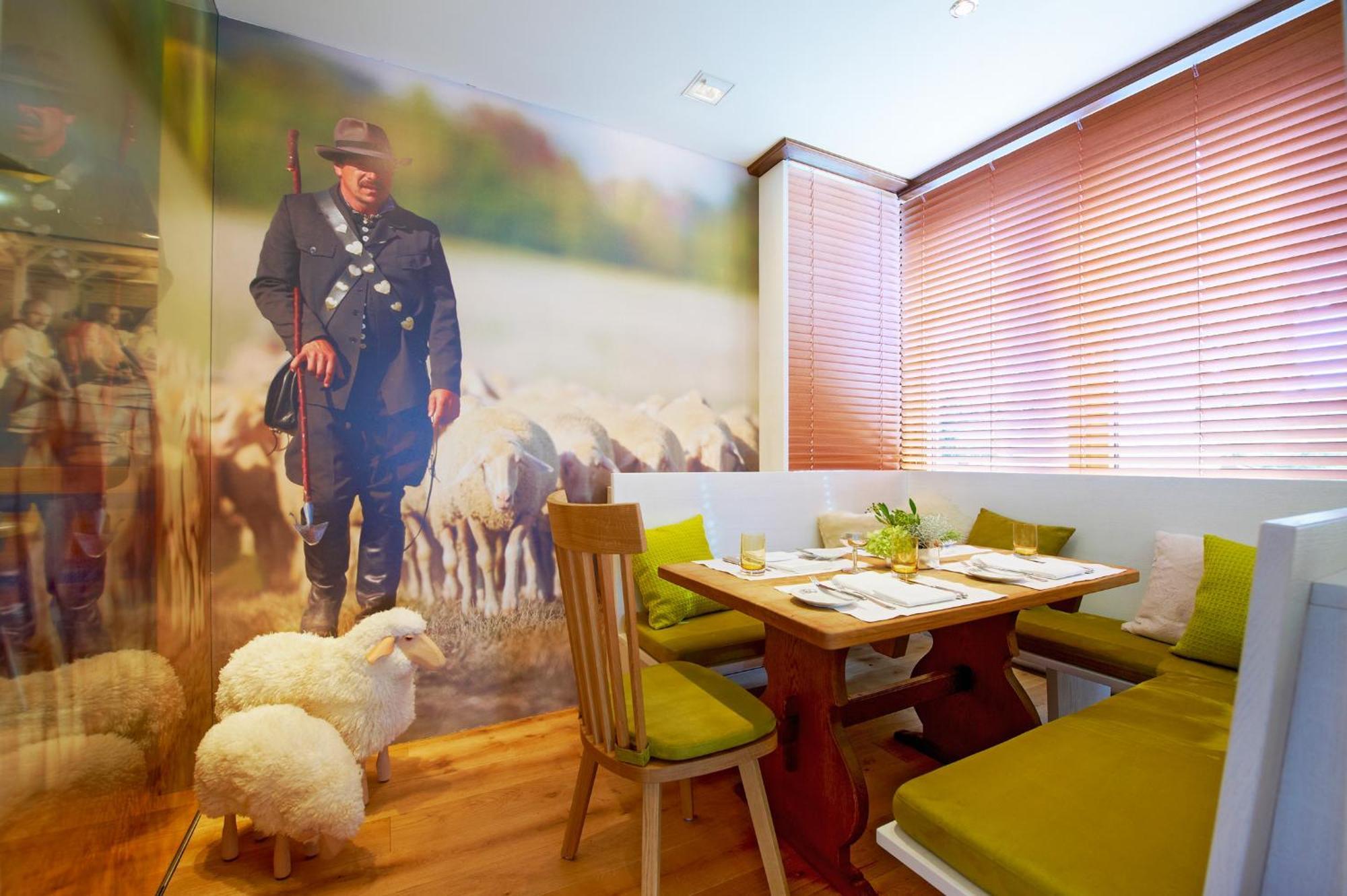 Hotel-Restaurant Schwanen Metzingen  Bagian luar foto