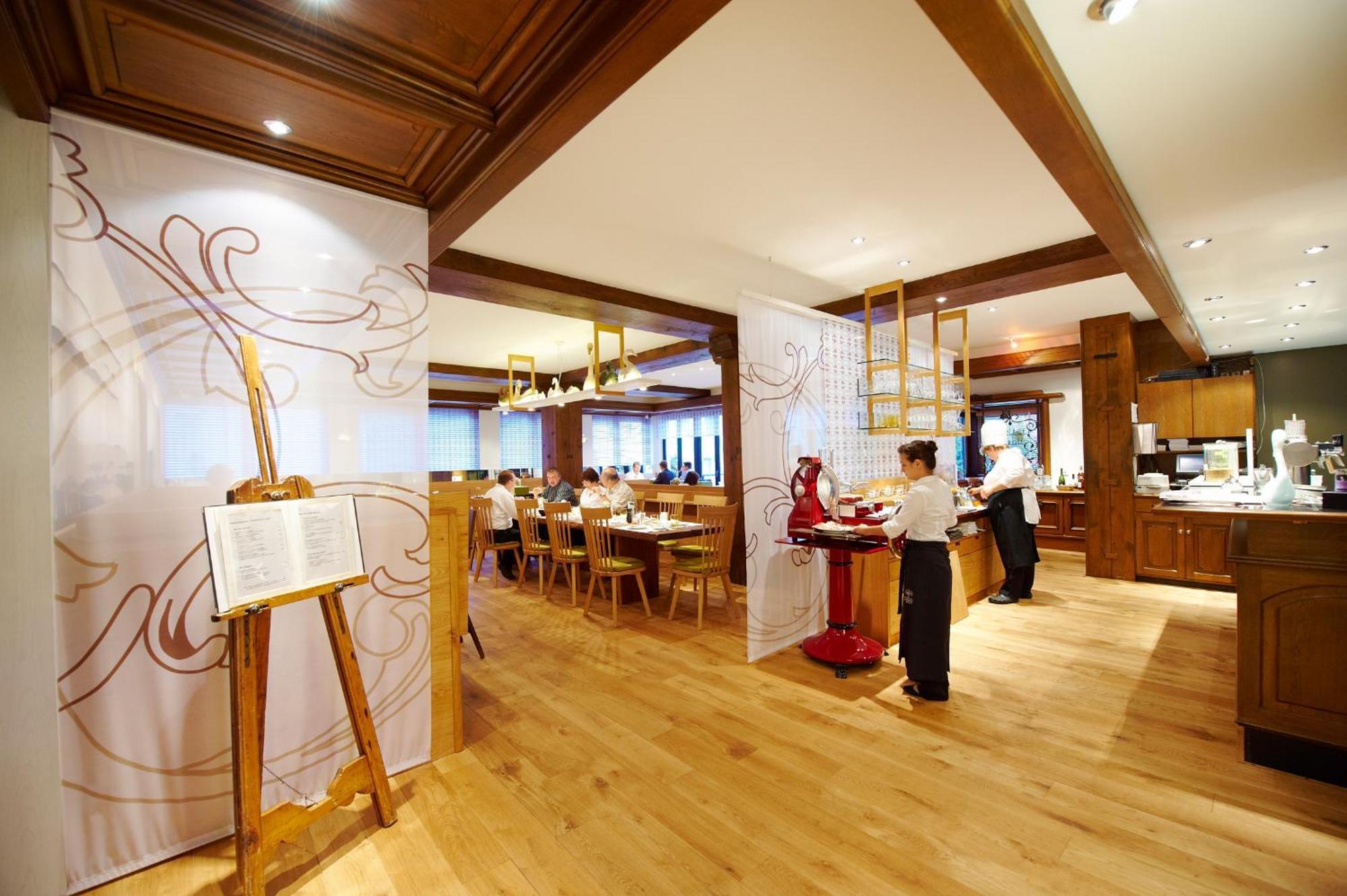 Hotel-Restaurant Schwanen Metzingen  Bagian luar foto